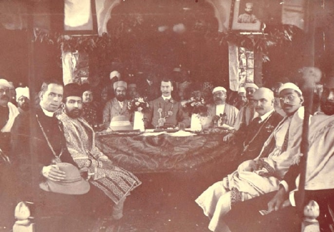Ο Λόρδος Χάρντινγκ, ο τότε Αντιβασιλέας (στο κέντρο) σε μια συνάντηση στο Σαρίφ Μανζίλ, κατοικία του Χακίμ Ατζμάλ Χαν (μπροστά, δεύτερος από αριστερά).  Πηγή εικόνας: Κυβέρνηση του Δελχί.