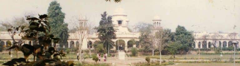 Άποψη του Ayurvedic and Unani Tibbiya College (Circa 2000).  Πηγή εικόνας: Κυβέρνηση του Δελχί.