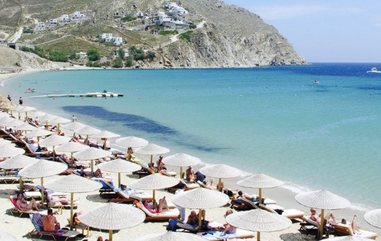 Cool new app allows you to book sunbeds at beaches around Greece