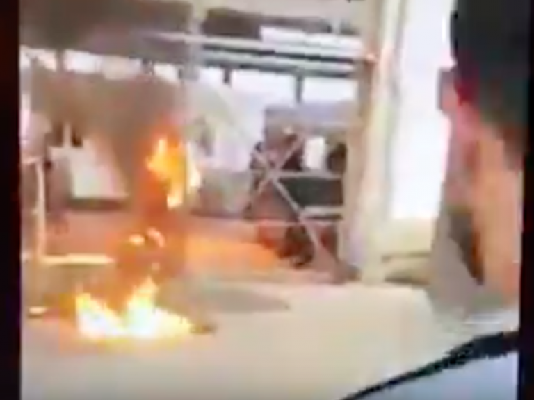 Refugee sets himself on fire, Greek cop burns himself trying to save him