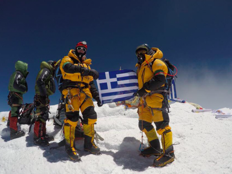 2 Greeks conquer dream of climbing Mount Everest to place Greek flag on top of the world!