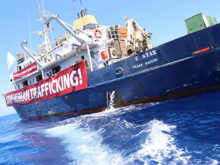 Greeks protest against ship that ‘saves’ and deports refugees