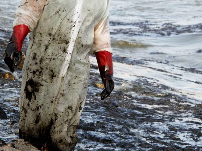 Battle over Salamina oil spill as sea turns black