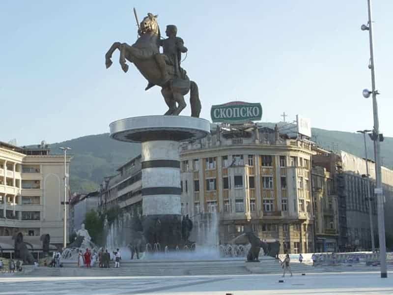 FYROM begins statue removal from the capital of kitsch