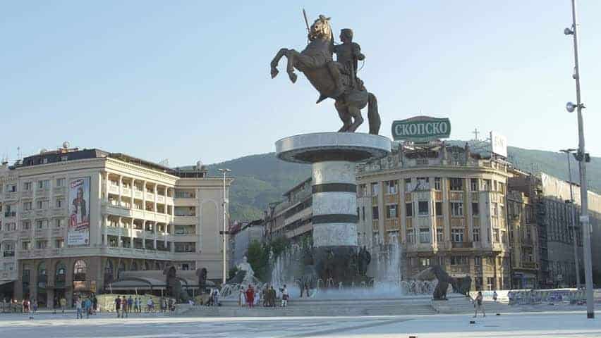 FYROM’s government commenced on Thursday the removal of statues and public monuments erected by the previous nationalist government of Nikola Gruevksi.