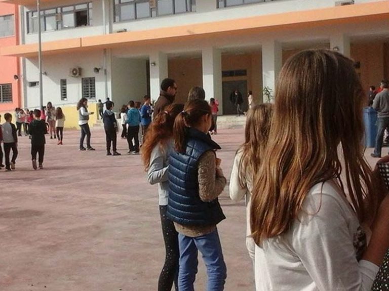 Mobile phones banned at schools in Greece