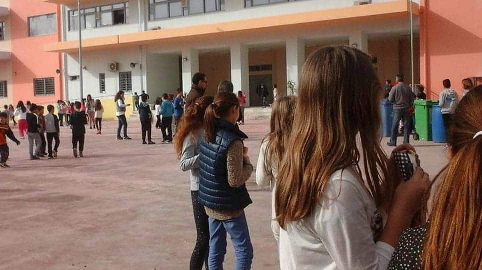 mobiles banned from schools in Greece