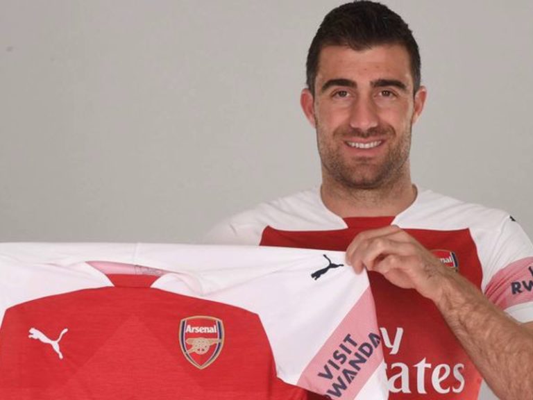 Arsenal makes Sokratis Papastathopoulos signing official