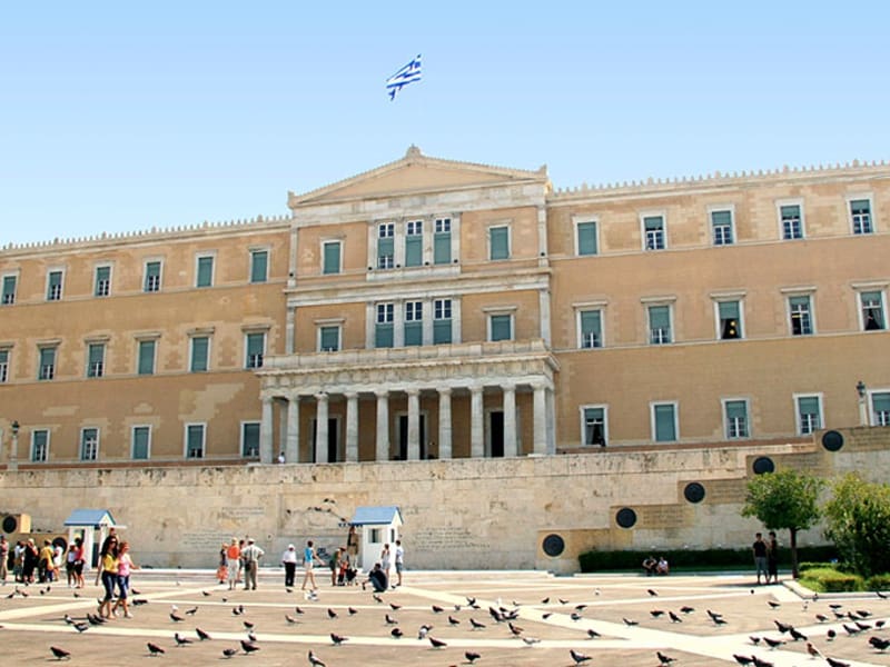 Греческий адрес. Королевский дворец в Афинах. Площадь Синтагма Греция. Здание парламента в Афинах. Греция Афины здание парламента.