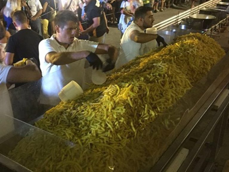 Naxos breaks Guinness World Records by cooking 625 kilos of Tiganites Patates