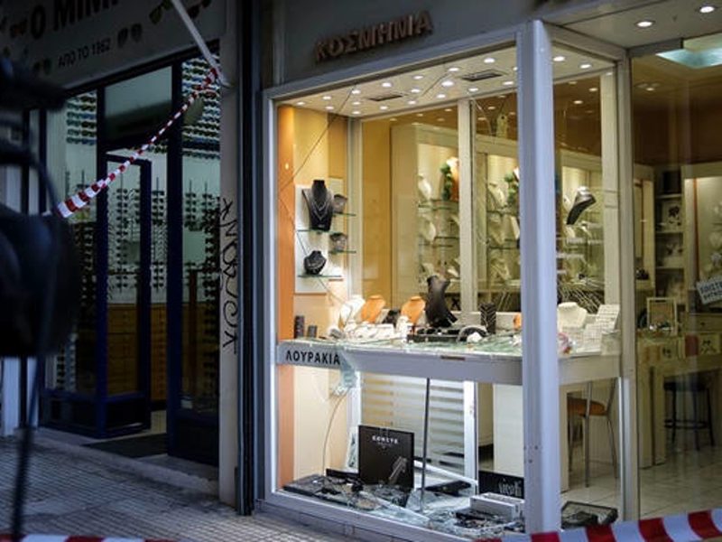 Store owner arrested for manslaughter of man who attempted to rob his jewellery shop in Athens 1
