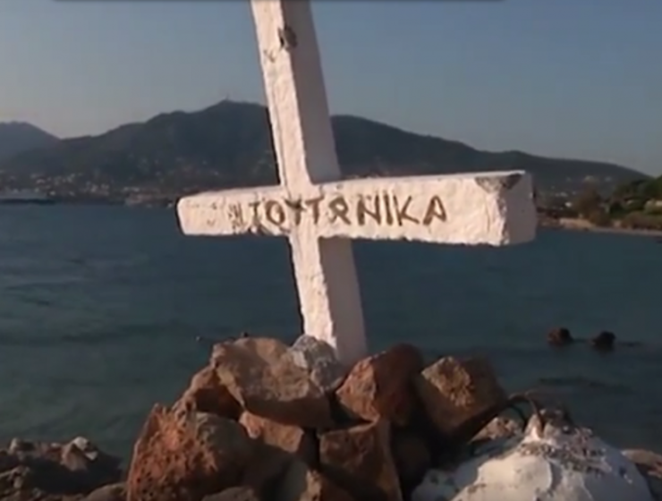 Locals in Lesvos raise Christian Cross again 5