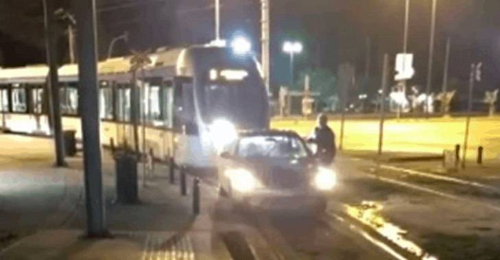 Driver parks car on Glyfada tram line to take money out of ATM (VIDEO) 3