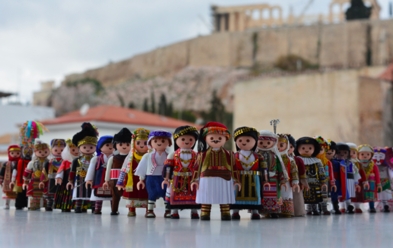 Playmogreek, little figurines dressed in traditional Greek national costumes