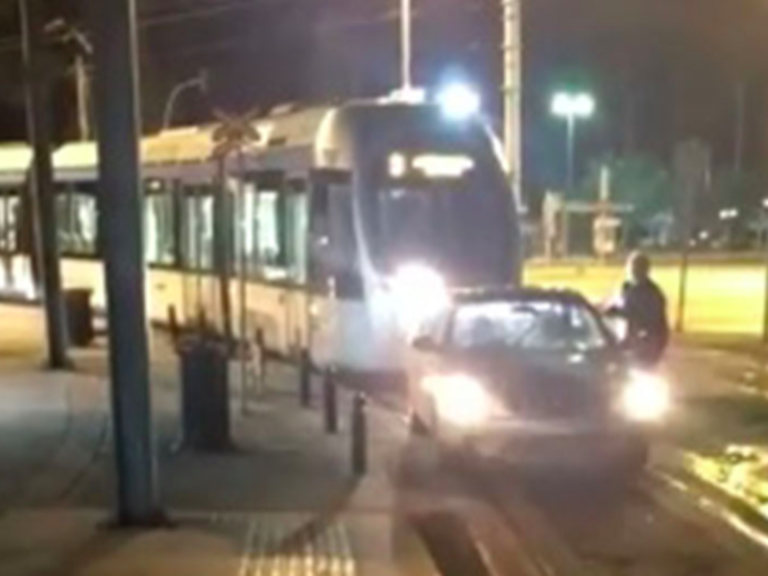Driver parks car on Glyfada tram line to take money out of ATM (VIDEO)