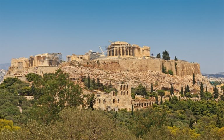 Man dies after falling from the Acropolis in suspected suicide