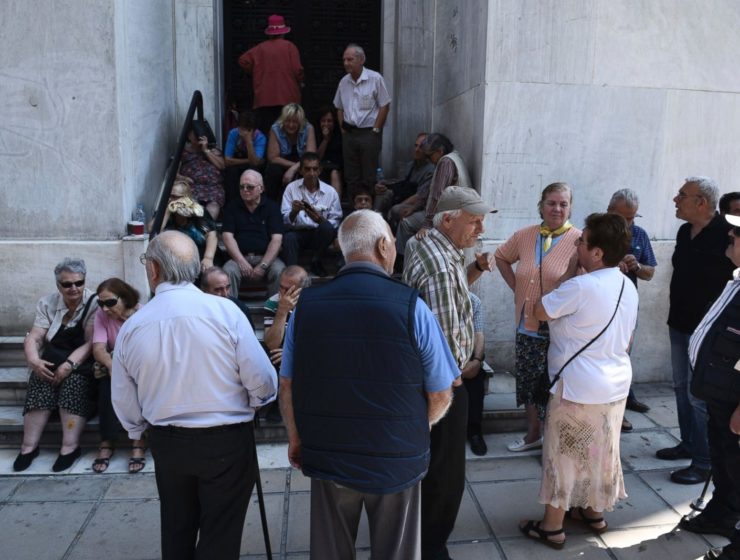 2.5 million Greek pensioners enjoy slight income increase 3