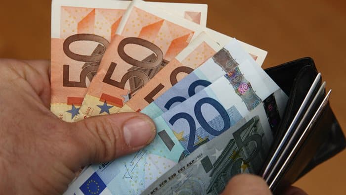 Greek minimum wage to see increase in 2019 15