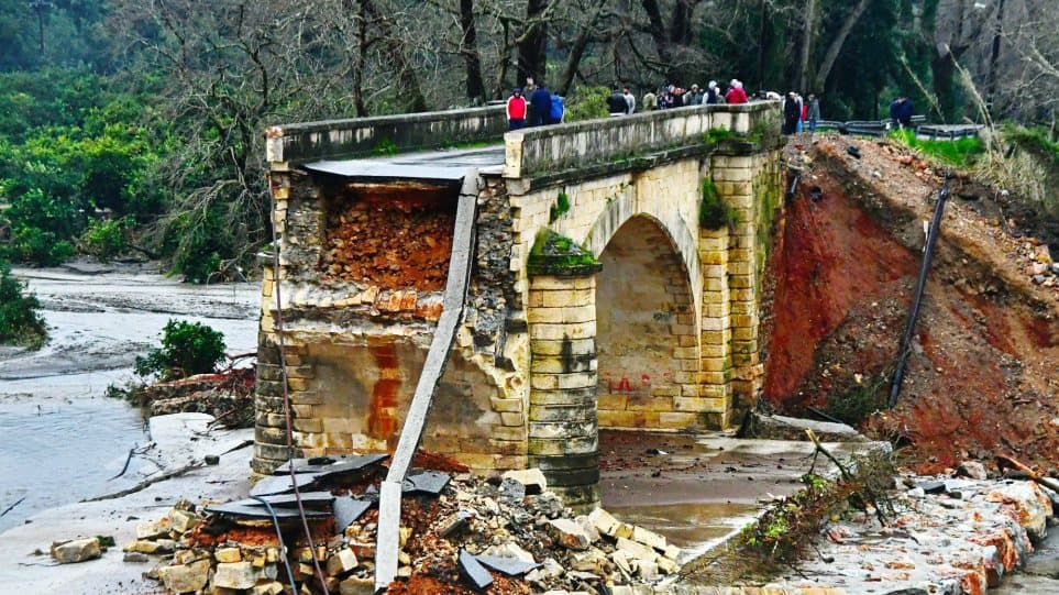 Albanian migrants volunteer to help restore historic Keritis bridge in Chania 1
