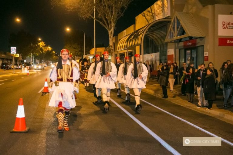 Greece’s Presidential Guard paying their respects to the ANZACS during Dawn Service in Adelaide (VIDEO)