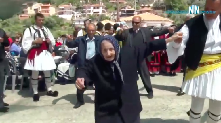 100-year-old Leventissa Yiayia steals hearts as she dances an amazing Tsamiko in Nafpaktos (VIDEO)