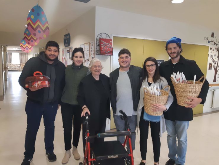 Young Greek Australians visit residents at Fronditha Thornbury on Easter Saturday 9