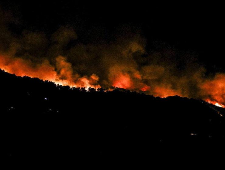 Huge fire blazing through Evia 25