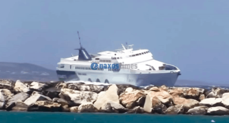 Ferry to Naxos battles strong winds of 8 Beaufort (VIDEO) 1