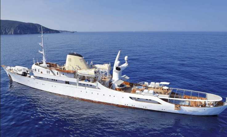 Iconic yacht ‘Christina O’ sails into Poros island