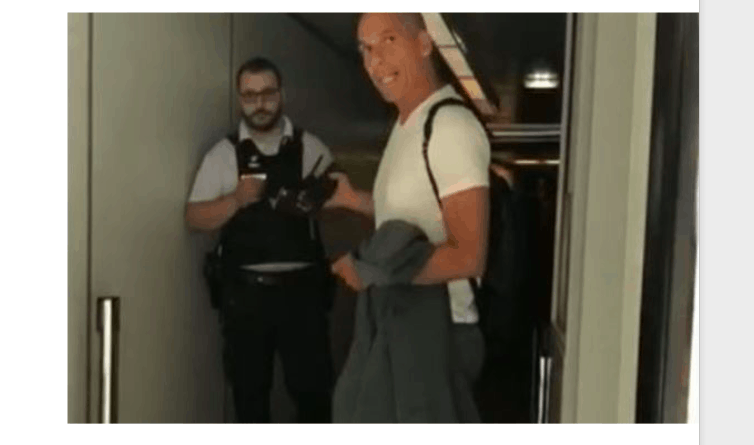 Yanis Varoufakis argues with French police at Paris airport (VIDEO)