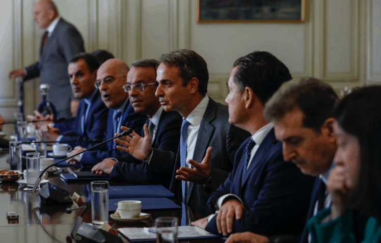 PM Mitsotakis holds meeting with ministers to discuss influx of migrants to Greece