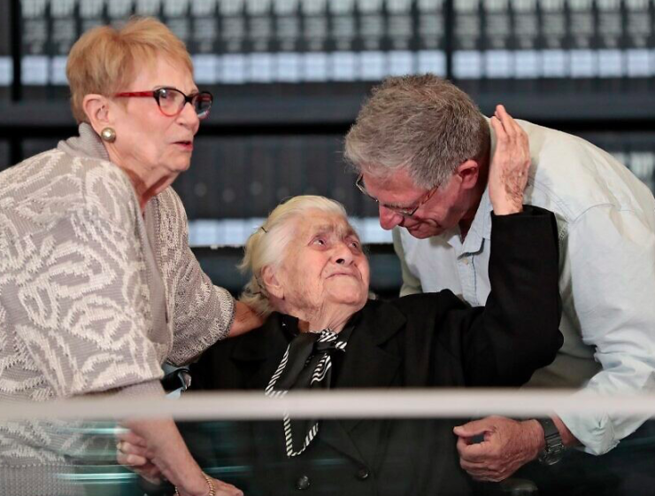 92-year-old Greek lady who protected Jewish family from Nazis reunites with survivors 7