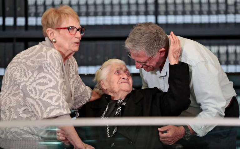 92-year-old Greek lady who protected Jewish family from Nazis reunites with survivors