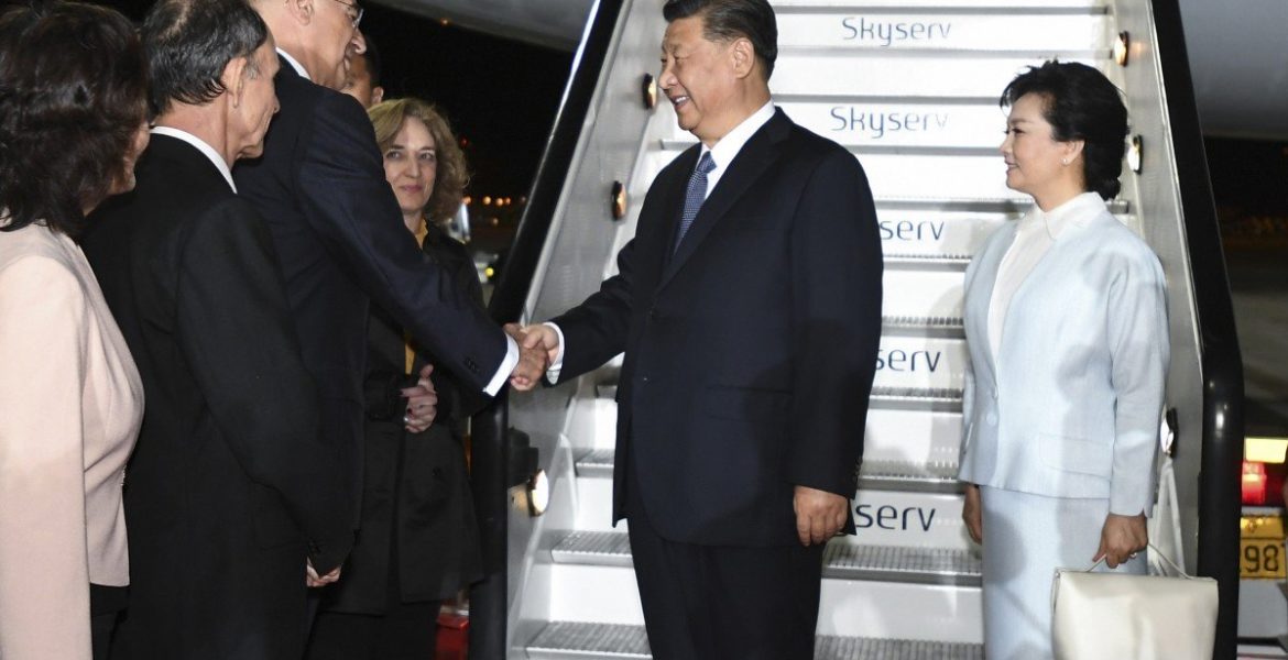 Chinese President Xi Jinping arrives in Athens for official visit (VIDEO) 1