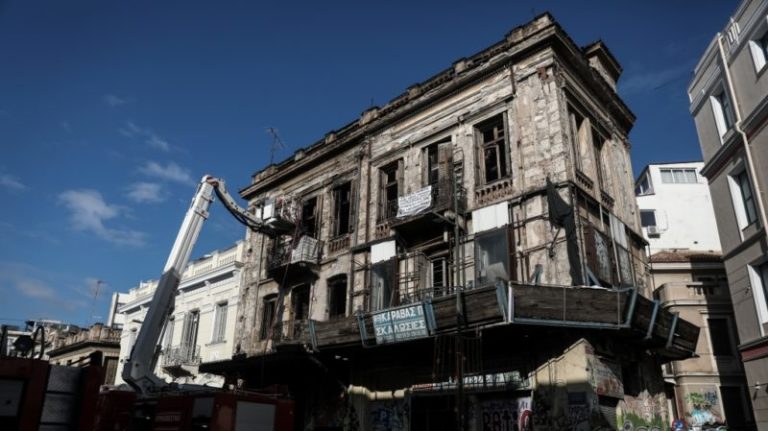 Homeless man burns down building in central Athens after lighting a fire to keep warm