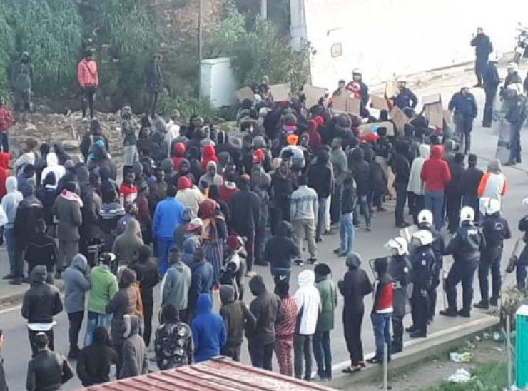 Migrant protestors attack police at Samos hotspot (VIDEO) 1