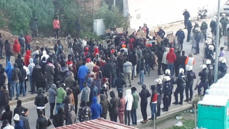 Migrant protestors attack police at Samos hotspot (VIDEO)