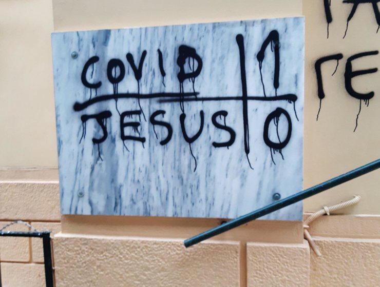 Anarchists vandalise church in Athens with vulgar slogans (VIDEO) 1