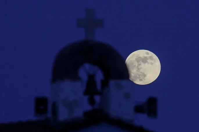 See images of the impressive "Strawberry Moon" in Greece 8