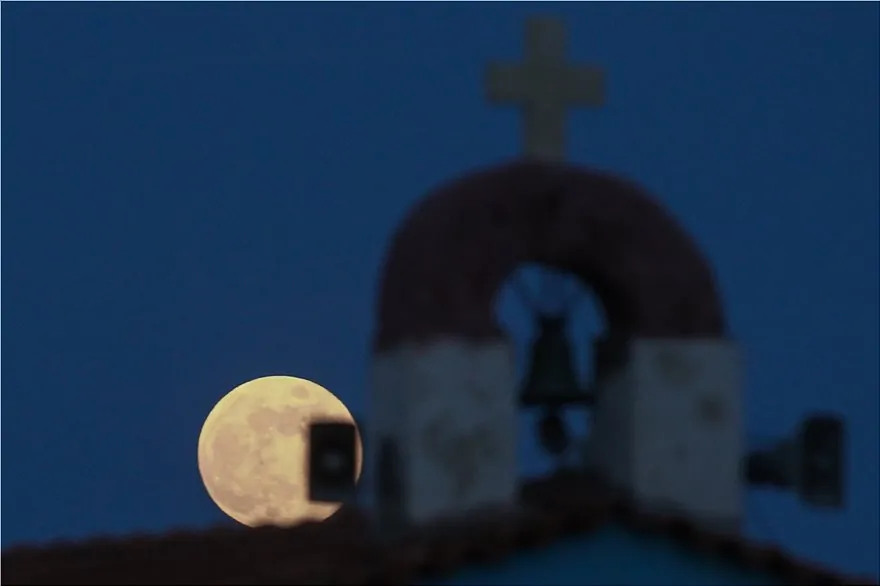 See images of the impressive "Strawberry Moon" in Greece 9