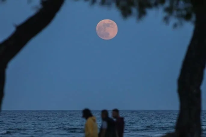 See images of the impressive "Strawberry Moon" in Greece 12