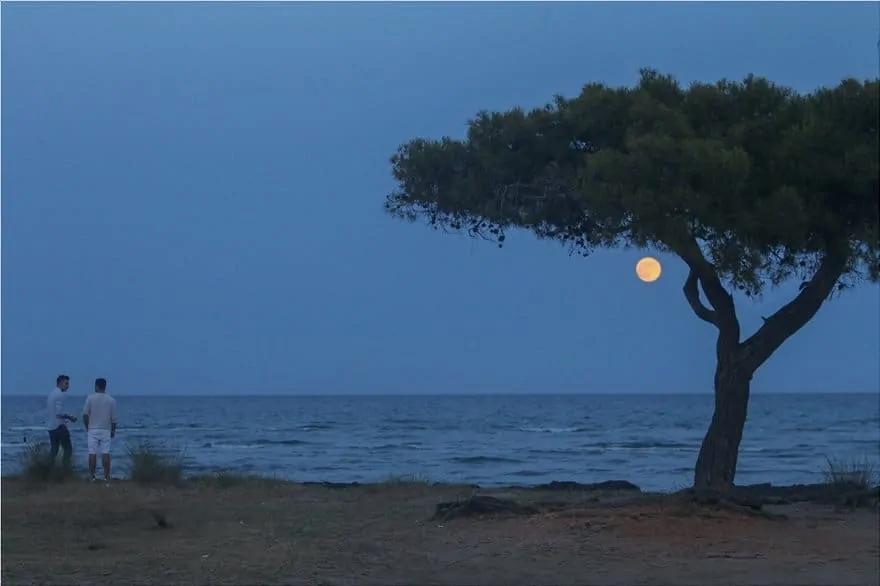 See images of the impressive "Strawberry Moon" in Greece 10