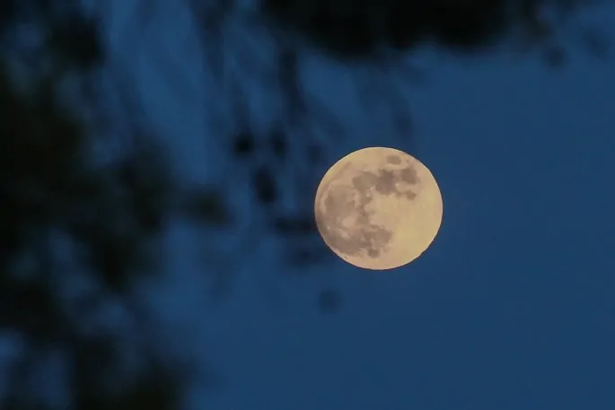 See images of the impressive "Strawberry Moon" in Greece 13