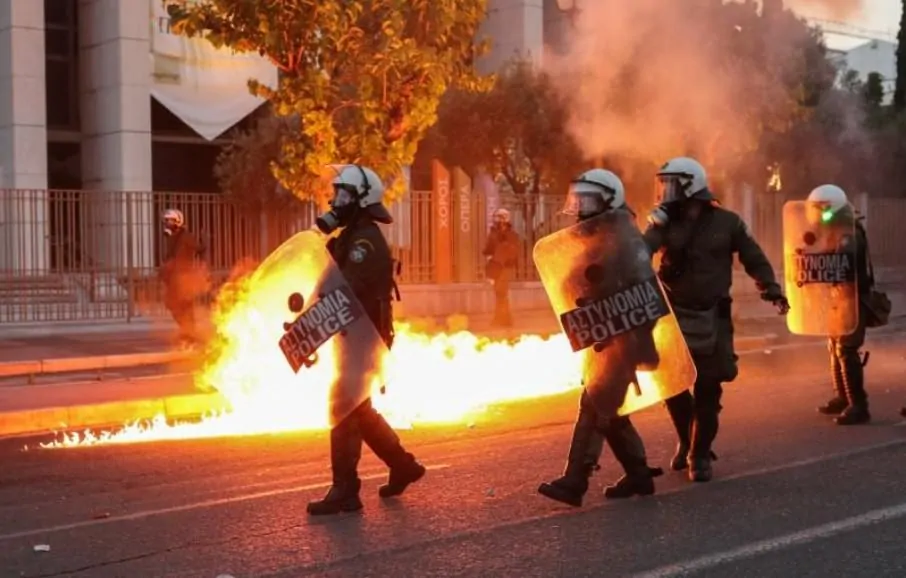 U.S. Embassy in Athens firebombed during protest over the death of George Floyd (VIDEO) 6