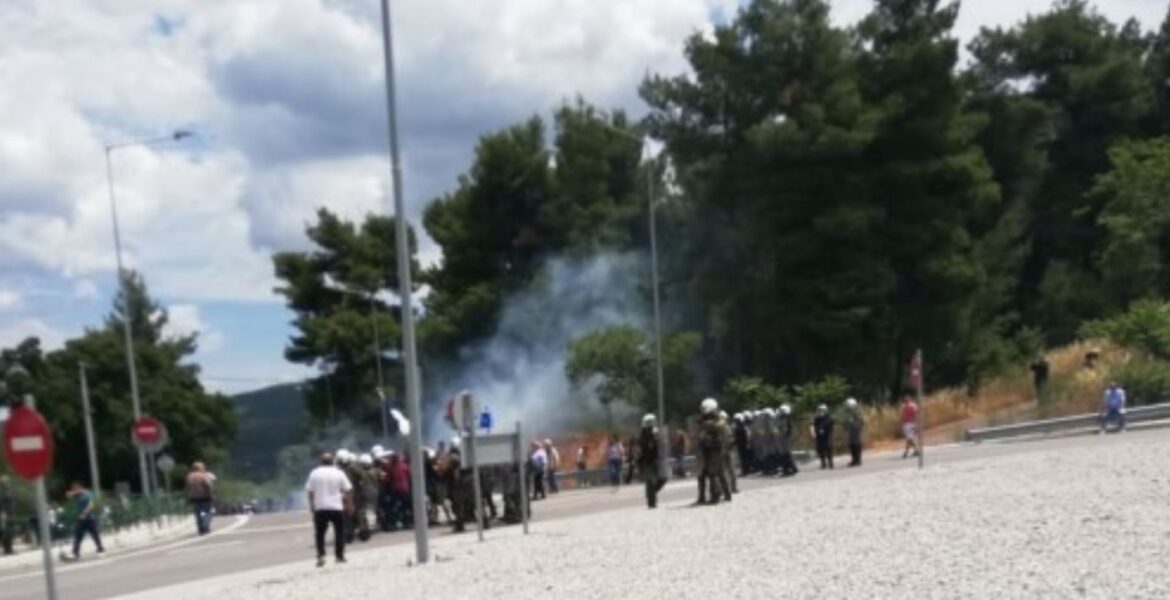 Six police officers injured during protest against migrant camp in Malakasa 1