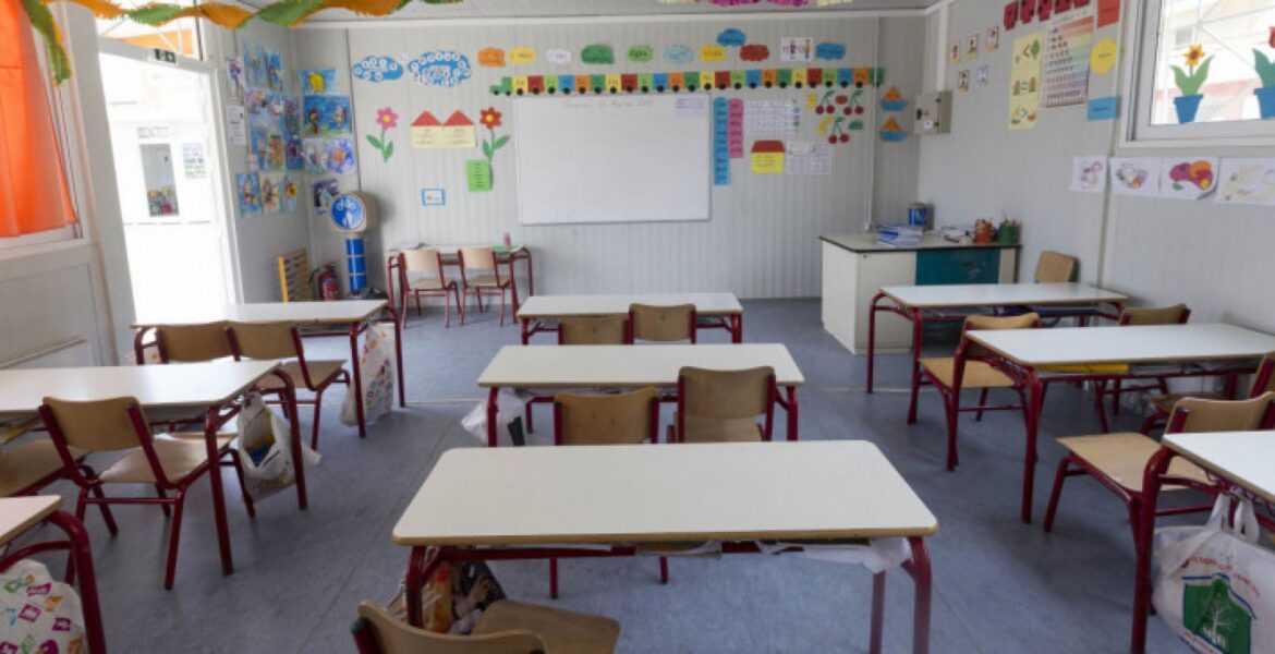 Spike in coronavirus cases prompts closure of schools in Paramythia, Epirus