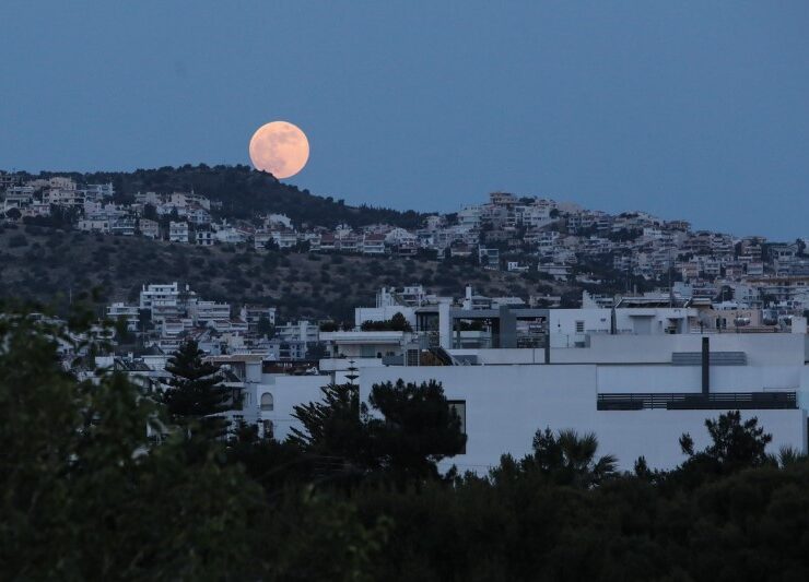 See images of the impressive "Strawberry Moon" in Greece 1