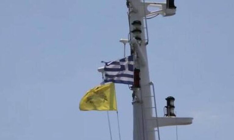 American ship displaying the Byzantine flag arrives in Greece (VIDEO)