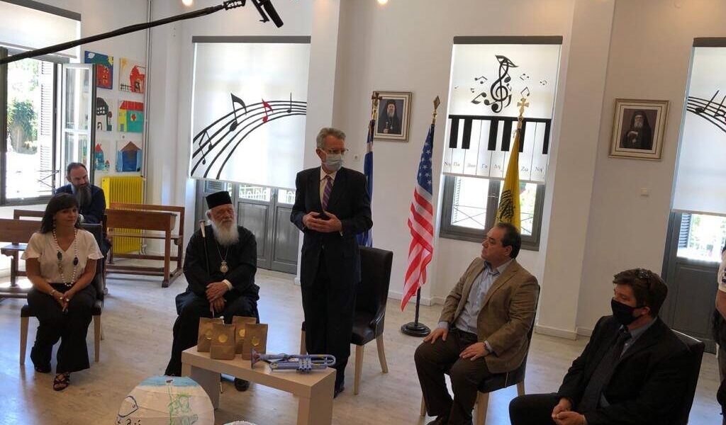 Archbishop Ieronymos and US Ambassador Pyatt deliver meals to NGO