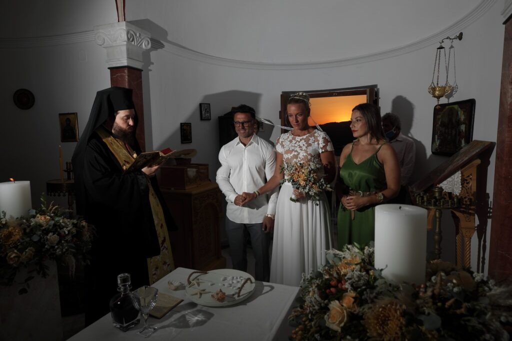 Wedding held in Mykonos amid Covid-19 pandemic